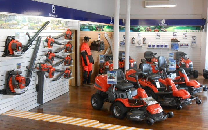 Store display of zero turn mowers & blowers